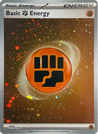 Basic Fighting Energy (Cosmos Holo) - 006, 151 | Scarlet & Violet, , 12.00 kr, Pokesingles. Kjøp pokemon kort til lave priser hos oss.